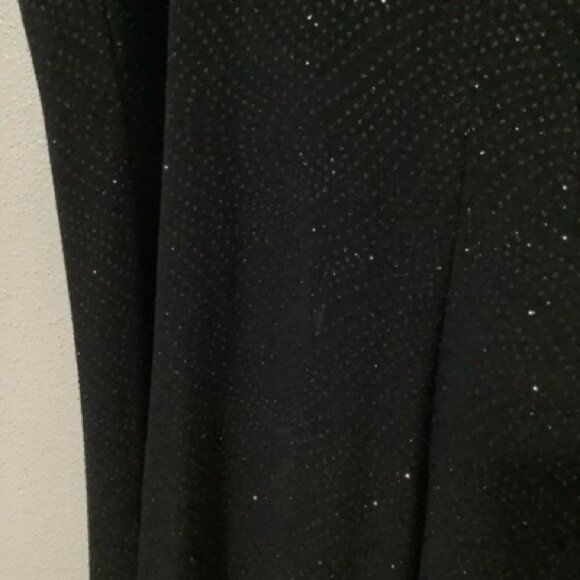 Elegant Black Sleeveless Dress - Picture 7 of 9